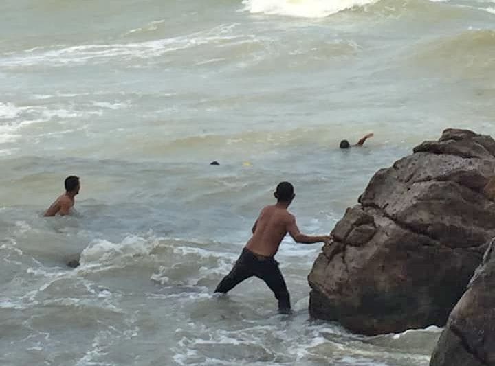 Brother and sister plucked from surf in Nakhon Si Thammarat – VIDEO