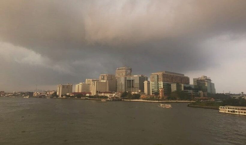 ชุ่มฉ่ำยามเช้า ฝนตกกรุงเทพ หวังช่วยลดปริมาณฝุ่นละออง PM2.5 | The Thaiger