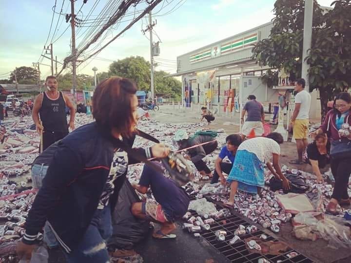 Beer truck overturns in Rassada, Phuket – VIDEO