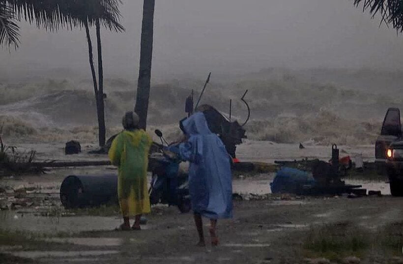 Pabuk: Warnings for coastal residents to stay indoors