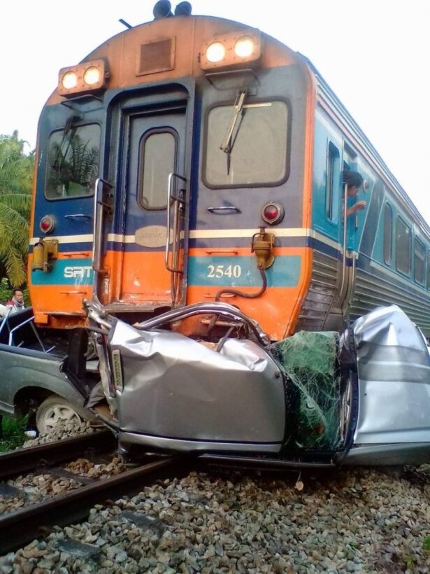 กระบะข้ามรางไม่พ้น รถไฟสายสุราษฎร์ ขยี้ 2 แม่ลูกดับ | The Thaiger