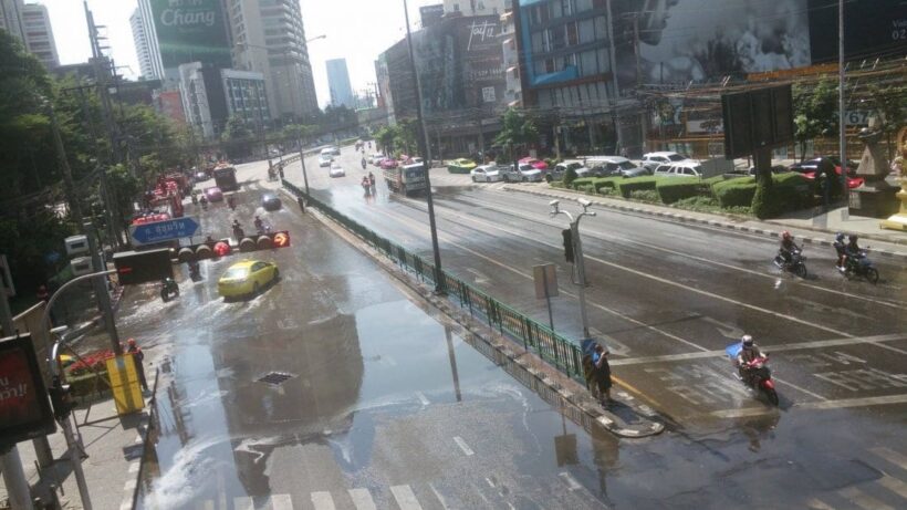 ชาวเน็ตงง ฉีดน้ำลดฝุ่น PM2.5 แยกอโศก 2 นาทีน้ำท่วม | The Thaiger