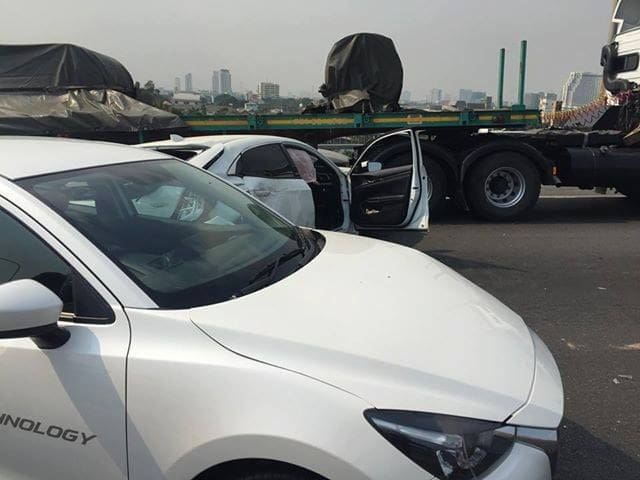 Trailer collides with sedan on highway in Bangkok | News by Thaiger