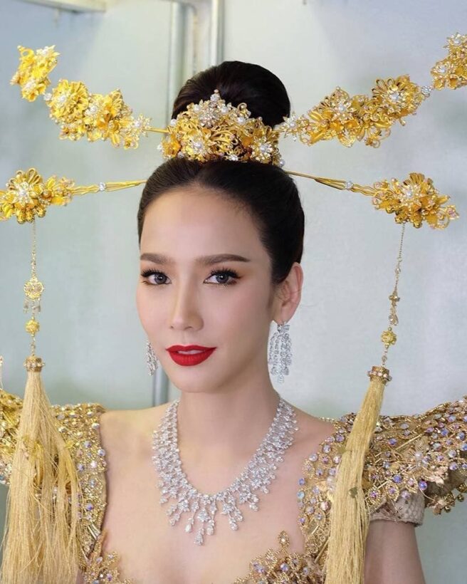 อีเว้นต์แรกของปี “อั้ม พัชราภา” ทรงเครื่องฮองเฮา จัดเต็มเครื่องประดับ 88 ล้าน | The Thaiger