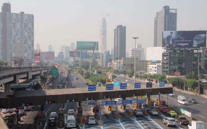 Bangkok smog: Police get out their hoses