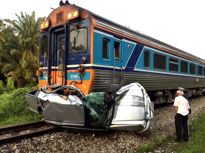 Bangkok-Yala Express Train crashes into pickup killing mother and child