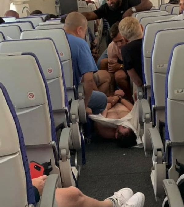 Scoot passengers jump in to help restrain man, pilot diverts flight | News by Thaiger
