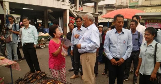 สุเทพ เดินคารวะเเผ่นดินถึงพิจิตร โดนแม่ค้าถาม “ไหนว่าไม่เล่นการเมือง” | The Thaiger