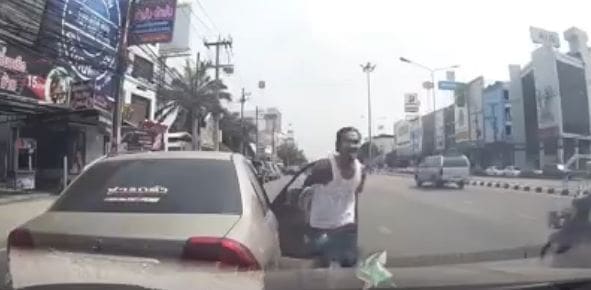 ชายกร่างทำท่าเหมือนมีปืน ขู่ยิงคู่รักทิ้งกลางถนน | The Thaiger