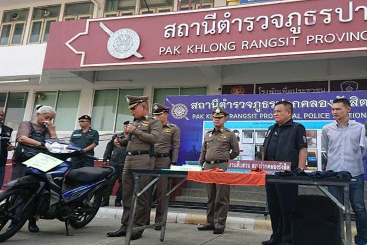 จับแล้ว! 2 โจ๋ ลวงวินจยย. ฆ่าชิงรถ แทงพรุน 25 แผล ใต้ทางด่วนอุดรรัถยา เมืองปทุม | News by The Thaiger