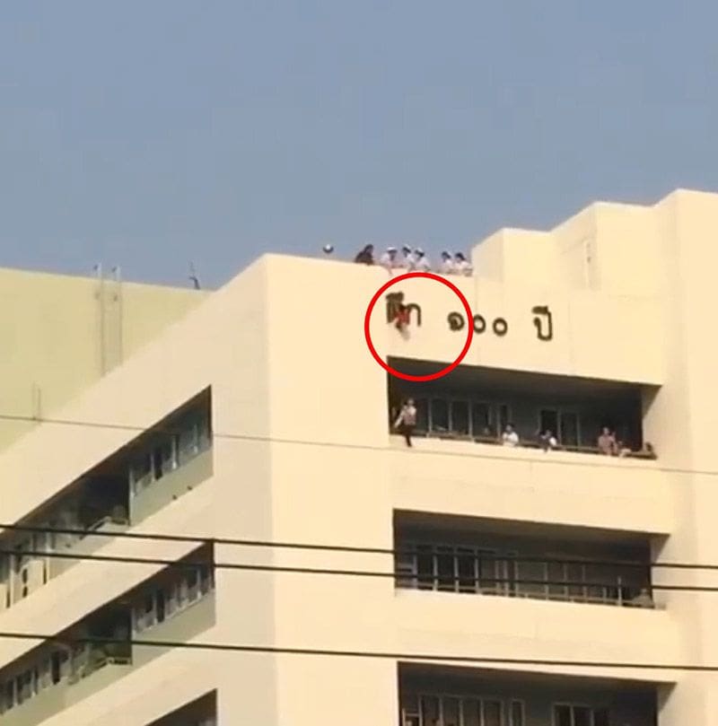 คลิปวินาทีชีวิต หนูน้อย 4 ขวบ ร่วงตกจากดาดฟ้า 7 ชั้นโรงพยาบาล | The Thaiger