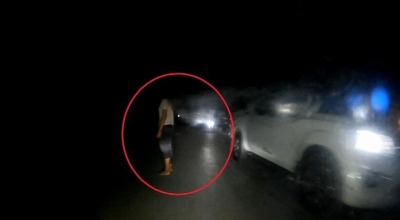 หญิงปริศนายืนขวางถนนกลางดึก หวังให้รถชนประชดสามี หลังทะเลาะกันหนัก | The Thaiger