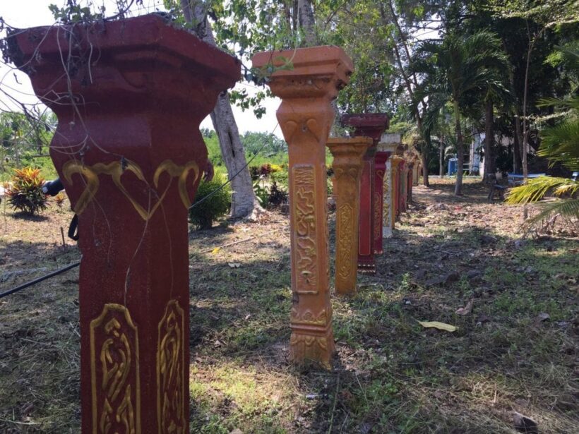 เจ้าอาวาสสำนักสงฆ์ ผุดไอเดียใช้เสาพระภูมิทิ้งแล้วทำเป็นแนวเขตแทนกำแพง | The Thaiger