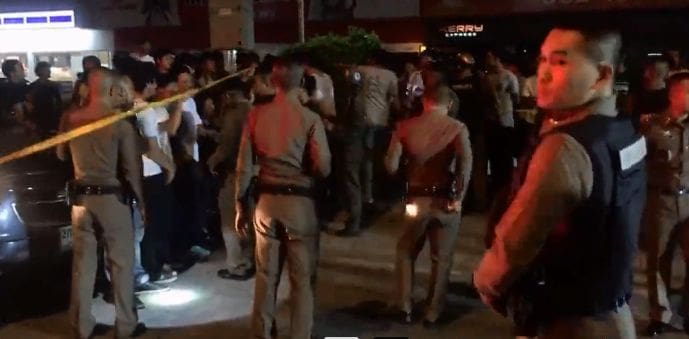 ชุลมุน เพื่อนร่วมสถาบันกรูทำร้ายตำรวจ แค้นชุดปราบยาเสพติดวิสามัญ | The Thaiger