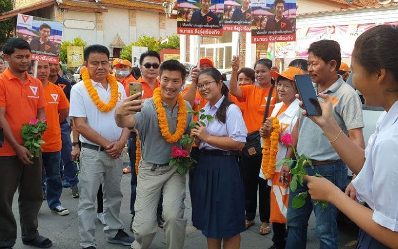ด่วน! ธนาธรรอดฝากขัง คดีวิจารณ์พลังดูดส.ส. “พลังประชารัฐ” | The Thaiger