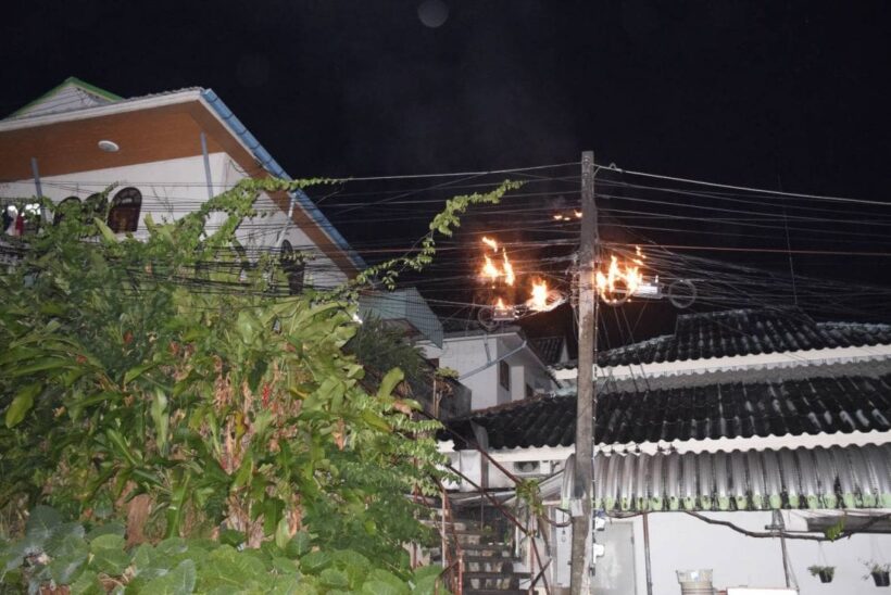 ระทึกกลางดึก …ไฟลุกคาเสา หวั่นลามบ้านโชคดีแจ้งจนท.ดับทัน | The Thaiger