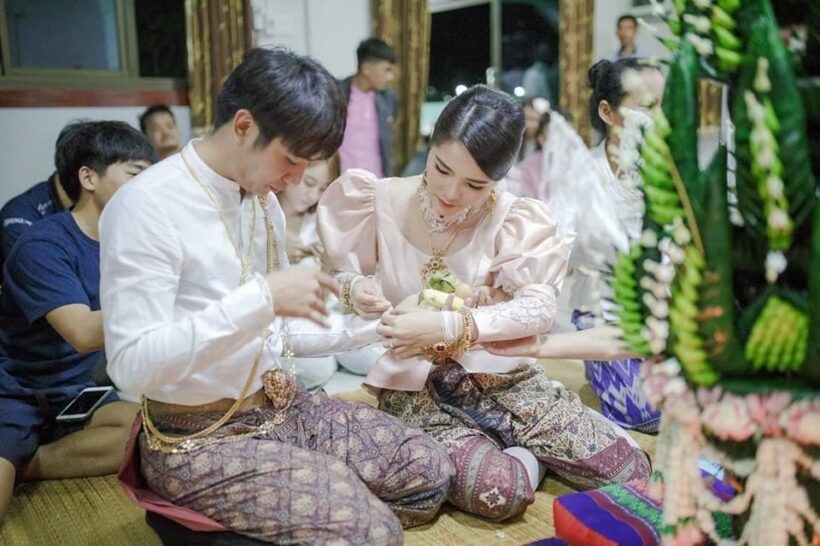 ชื่นมื่น! เปิดภาพงานแต่งก้อง ห้วยไร่ กับแฟนสาว เบลล์-ขนิษฐา ได้เฮียโน๊ต อุดม ขึ้นแท่นเป็นประธานในพิธี | The Thaiger