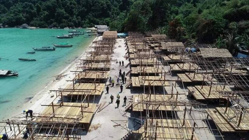 เปิดภาพบ้านหลังใหม่ใกล้แล้วเสร็จ ชีวิตหลังเพลิงวอดของชุมชนชาวมอแกน เกาะสุรินทร์ | The Thaiger