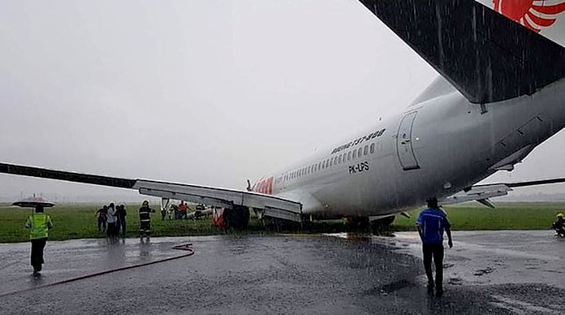 Lion Air flight slips off Borneo runway, landing in poor conditions – VIDEO