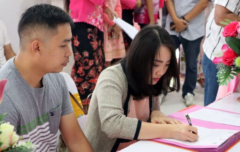 คู่รักชาวภูเก็ตจำนวนมาก แห่จดทะเบียนสมรสกัรคึกคัก เนื่องในโอกาศวันแห่งความรัก | The Thaiger
