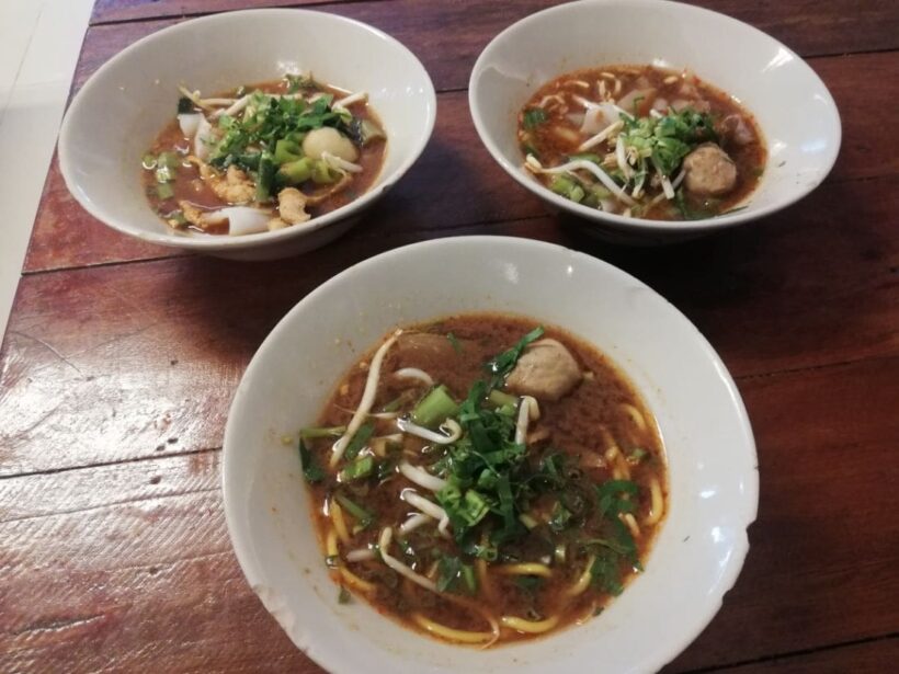 หนุ่มไฟแรง เปิดร้านก๋วยเตี๋ยวเรือราคาสวนกระแสแค่ 15 บาท ลั่นสโลแกน “ลูกค้าอยู่ได้เราอยู่ได้” | The Thaiger