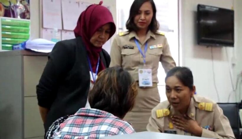 สาวเครียดจัด รับเหมางานโดนเบี้ยวค่าจ้าง ชักมีดจี้คอ ขู่ฆ่าตัวตาย กลางศูนย์ดำรงธรรมกระบี่ | The Thaiger