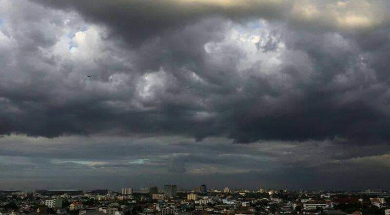 กรมอุตุฯ เตือน ฝนตกทั่วไทย ลมกระโชกแรง ทะเลคลื่นสูง 1-2 ม. | The Thaiger