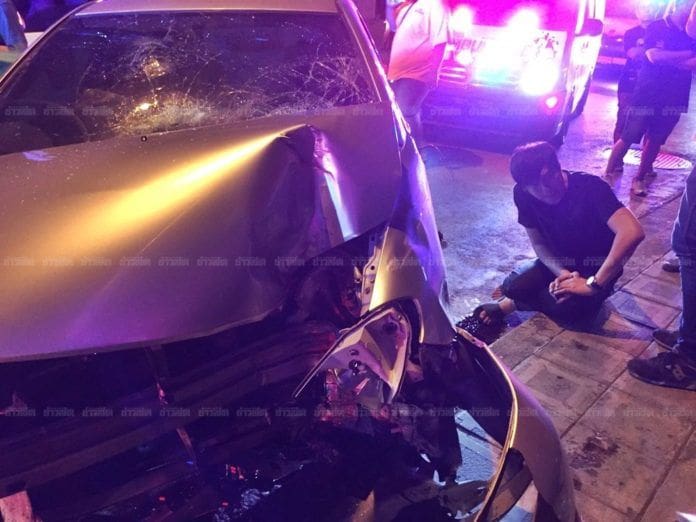 นักดนตรีก้มหยิบมือถือ พุ่งเก๋งชนแม่ค้าลูกชิ้นลากไกล 20 เมตร อัดเสาไฟฟ้า | News by The Thaiger