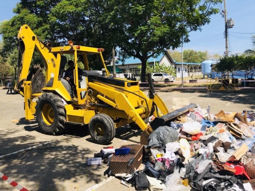 ศุลกากรภูเก็ต ทำลายของกลางสินค้าเมิดลิขสิทธิ์กว่า 8,000 ชิ้น มูลค่าประมาณ 1 ล้านบาท | The Thaiger
