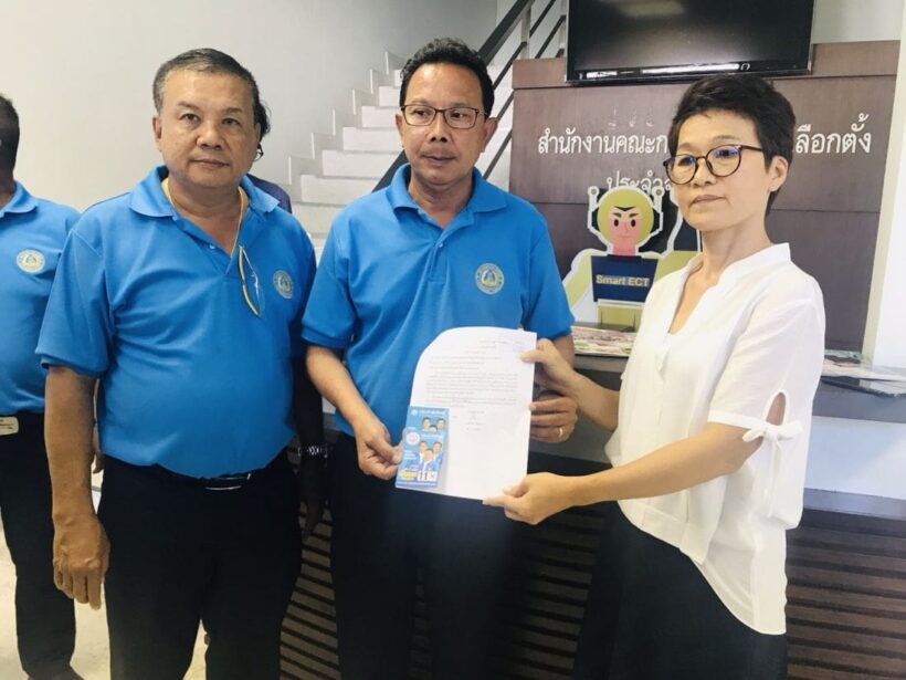 สมัคร ส.ส.ภูเก็ต ทั้ง 2 เขต ยื่นหนังสือขอคืนบัตรแนะนำตัวที่เหลือให้ กกต.หลังถูกมือดีฉกหายไปกว่า 2 พันใบ | The Thaiger