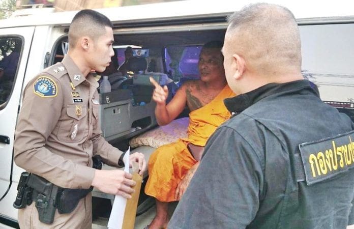 ผ้าเหลืองร้อน! จับสึกเจ้าอาวาสวัดดังเมืองสุพรรณ หนีคดียิงคู่อรินาน 15 ปี | The Thaiger