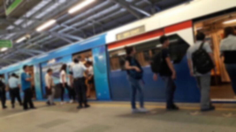 นศ.สาวร้องลั่น โดนจับจิ๊มิกลางรถไฟฟ้า ไม่มีใครช่วยแม้แต่คนเดียว | The Thaiger