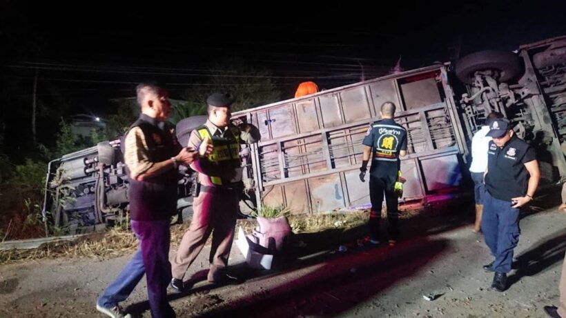 นักเรียนหวีดลั่นรถ บัสทัศนศึกษาแหกโค้งตกข้างทาง ครู นร. เสียชีวิต – เจ็บอื้อ คนขับเล่าเหตุปริศนา | The Thaiger