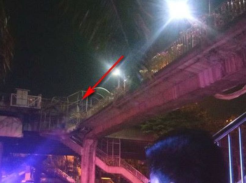 ช็อก! หนุ่มผูกคอบนสะพานลอย ซอยประดิษฐ์มนูญธรรม | The Thaiger