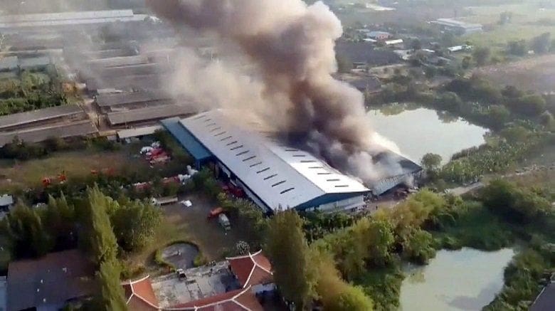 Fire engulfs textile factory in Chon Buri