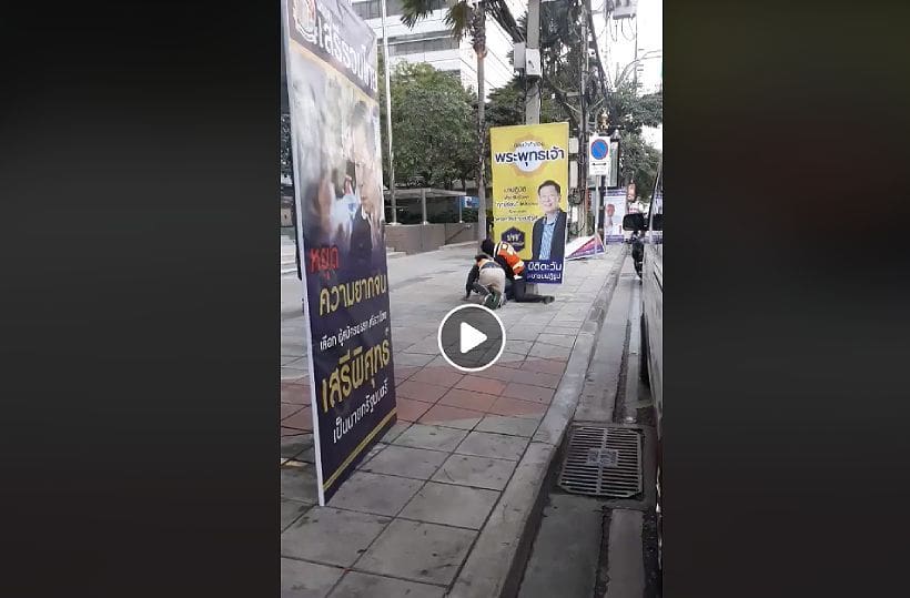 สุดเสื่อม วินมอเตอร์ไซค์ รุมทำร้าย Grab จับกดฟุตปาธกลางสาทร ไม่สนสายตาผู้คน | The Thaiger