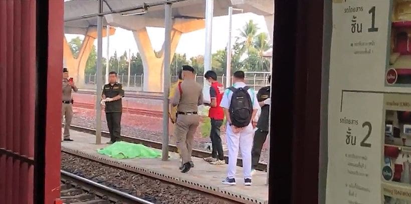 สลด หญิงตรังวัย 58 นั่งรถไฟมางานรับปริญญาหลาน กทม. ล้มกลิ้งตกราง ร่างถูกทับขาด 2 ท่อน | The Thaiger