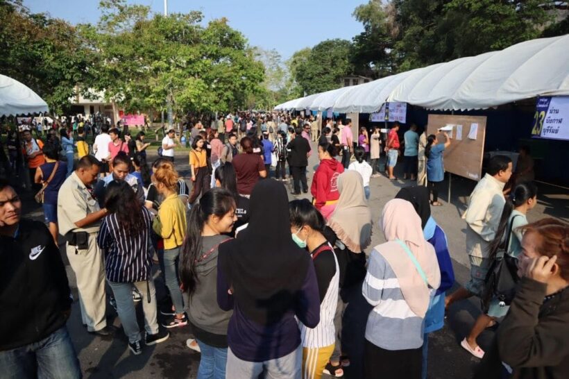 บรรยากาศเลือกตั้งล่วงหน้าช่วงภูเก็ตคึกคัก ประชาชนมาเข้าแถวเพื่อลงคะแนนตั้งแต่ก่อนเปิดหีบเลือกตั้ง | The Thaiger