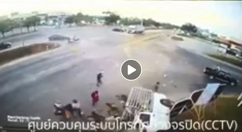 เปิดคลิปวินาทีระทึก กระบะชนพุ่งชนกันกลางแยก เทกระจาด 18 ราย เกลื่อนถนน | The Thaiger