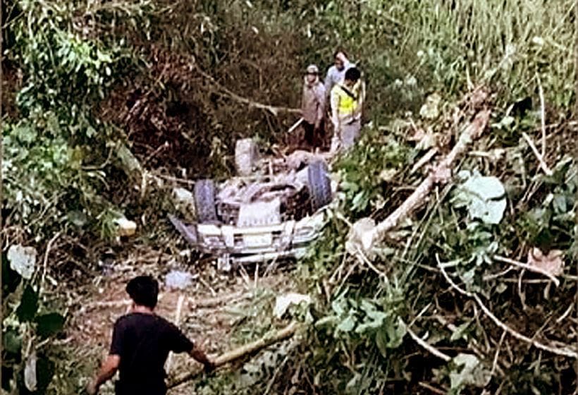 Five Thais die after their car plunges into a Laos ravine