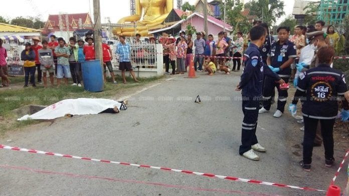 สรงน้ำเดือด! อดีตเพื่อนรักยกพวกอัดกันเละ ลูกซองเจาะหัว ดับ | The Thaiger
