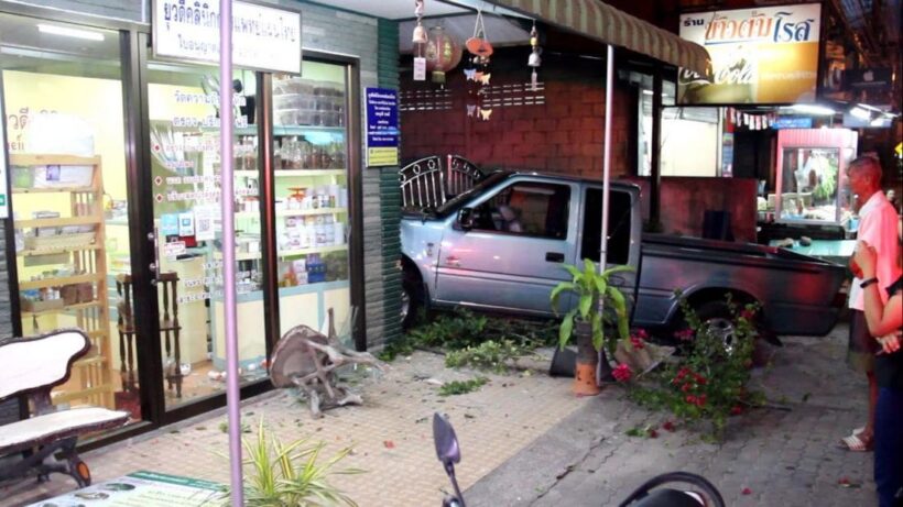 ชายวัย 53 ปี วูบขณะกลับบ้าน กระบะพุ่งข้ามเลน ชนร้านขายยาเสียหายยับ | The Thaiger