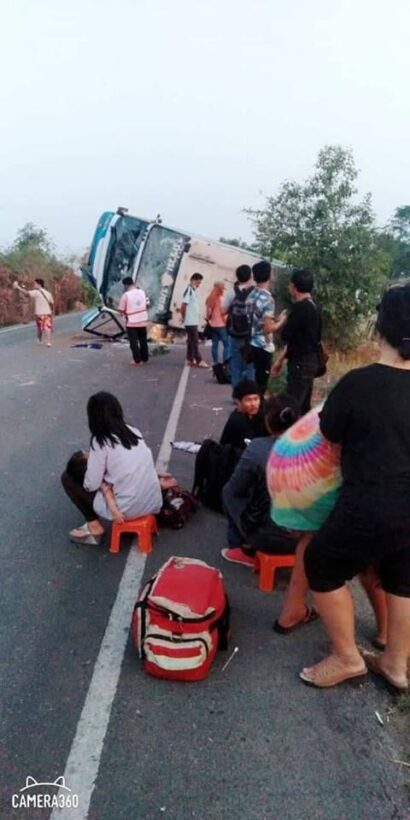 Passengers injured as bus overturns in Si Saket | News by Thaiger