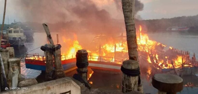 เปิดภาพเพลิงเผาวอด 8 ลำ เรือตกปลา จ.สตูล เสียหาย 12 ล้าน แทบหมดตัว | The Thaiger