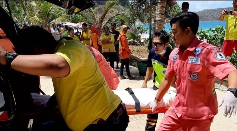 เพื่อนห้ามไม่ฟัง! หนุ่มลงตกปลาโขดหินใกล้กังหันลมราไวย์ คลื่นซัดจมหาย พบอีกทีเป็นศพเกยหาดในหาน | The Thaiger