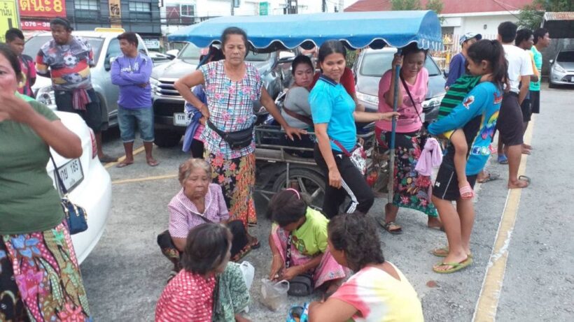 ชาวเลราไวย์ รวมตัวหน้าสภ.ฉลอง ให้กำลังใจ 2 ชาวเลหลังถูกจับฐานบุกรุกฯ | The Thaiger