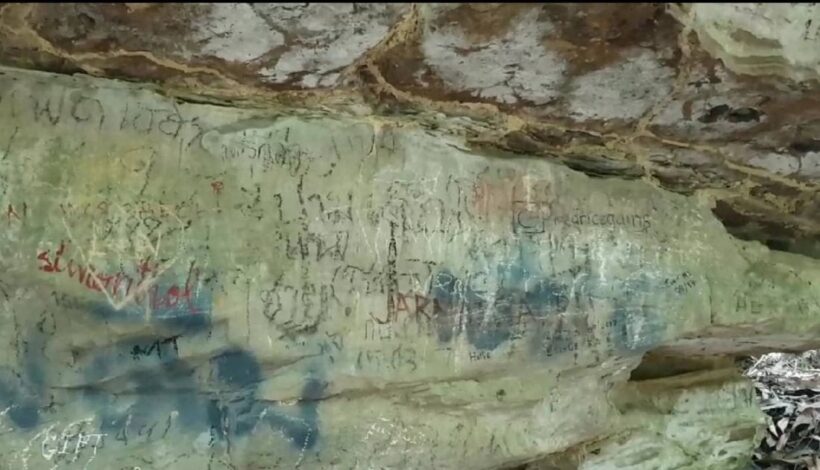 เจ้าหน้าที่อุทยานฯวอนมือบอน เลิกขีดเขียน สร้างสัญลักษณ์ ทางเดินป่าศึกษาธรรมชาติ เขาหงอนนาค กระบี่ | The Thaiger
