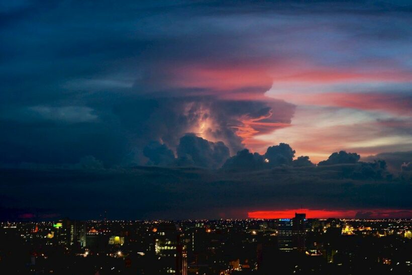 Central and north swelter with threats of summer storms