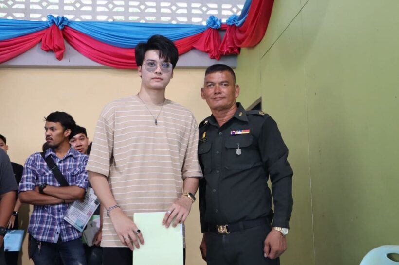 “นนท์ เดอะวอยซ์” เดินทางกลับบ้านเกิด จ.ภูเก็ต ขอใช้สิทธ์ผ่อนผันทหารต่อเพราะยังเรียนอยู่ชั้นปี 3 | The Thaiger