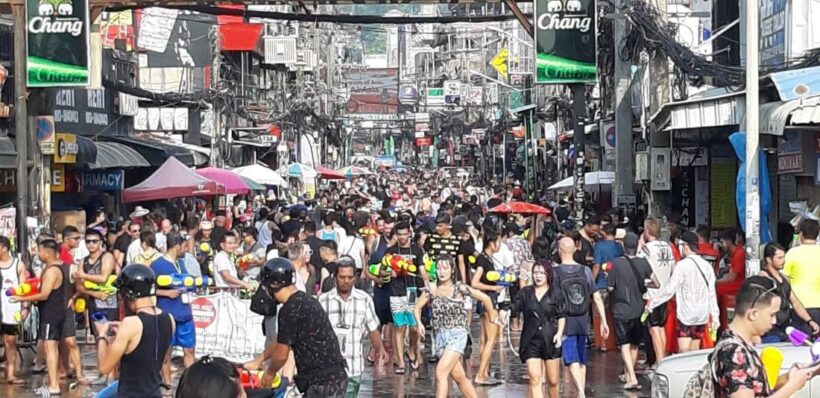 นทท.ทั้งชาวไทยและต่างชาติ เริ่มออกมาเล่นน้ำสงกรานต์ภายในซอยบางลา ป่าตอง ภูเก็ต คึกคัก | The Thaiger
